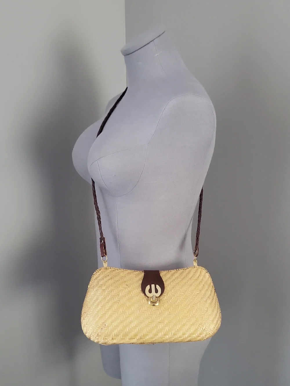 Vintage Woven Straw Rattan shoulder Bag with Leather Trim & Statement Clasp - Picture 3 of 16